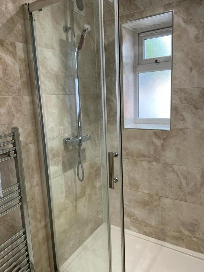 Travel Legend Stays 1 Bedroom Place With Hot Tub Farnham Royal Exterior photo