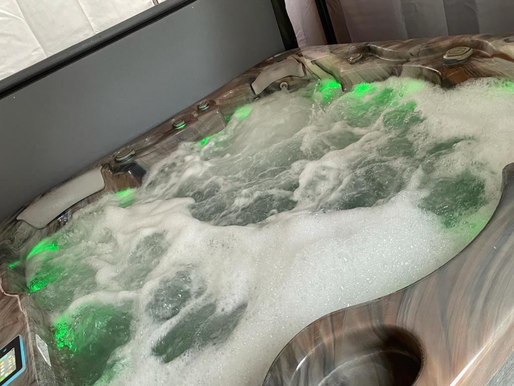 Travel Legend Stays 1 Bedroom Place With Hot Tub Farnham Royal Exterior photo