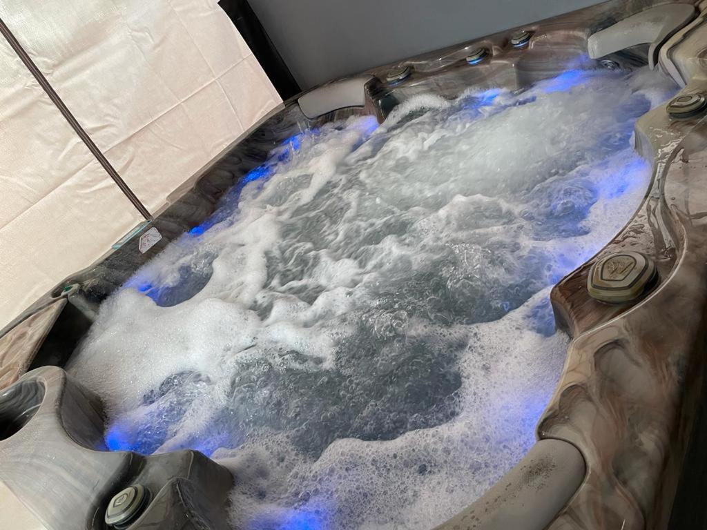Travel Legend Stays 1 Bedroom Place With Hot Tub Farnham Royal Exterior photo
