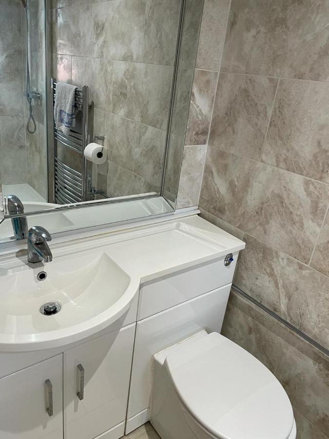 Travel Legend Stays 1 Bedroom Place With Hot Tub Farnham Royal Exterior photo