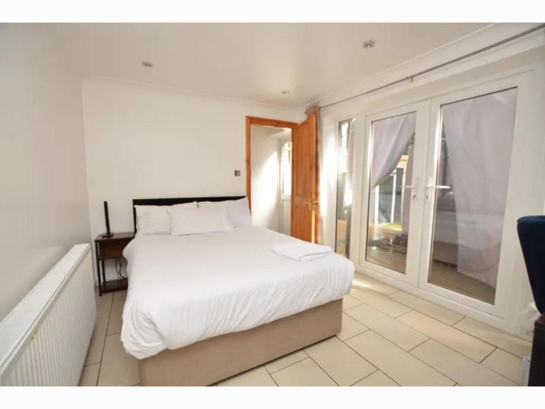 Travel Legend Stays 1 Bedroom Place With Hot Tub Farnham Royal Exterior photo